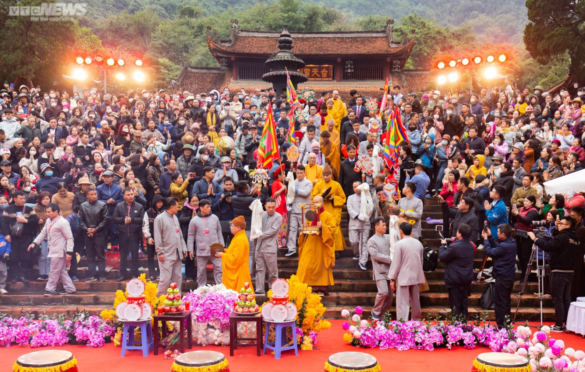 Hàng chục nghìn du khách đội mưa rét trẩy hội chùa Hương ngày đầu năm